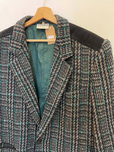 Carica l'immagine nel visualizzatore di Gallery, Blazer in lana e cashmere vintage con dettagli in pelle scamosciata taglia 50