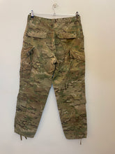 Carica l'immagine nel visualizzatore di Gallery, Pantalone cargo us army multicam vintage taglia M