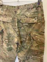 Carica l'immagine nel visualizzatore di Gallery, Pantalone cargo us army multicam vintage taglia M