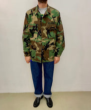 Carica l&#39;immagine nel visualizzatore di Gallery, Giacca us army woodland camouflage vintage taglia M
