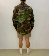 Carica l&#39;immagine nel visualizzatore di Gallery, Camicia giacca us army camouflage vintage taglia XL
