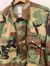 Carica l&#39;immagine nel visualizzatore di Gallery, Giacca us army woodland camouflage vintage taglia M
