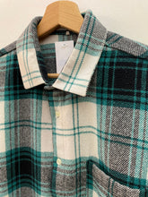 Carica l&#39;immagine nel visualizzatore di Gallery, Camicia in flanella a quadri vintage taglia M
