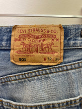 Carica l&#39;immagine nel visualizzatore di Gallery, Jeans Levi’s vintage light Blue taglia W32 L30
