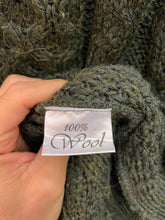 Carica l&#39;immagine nel visualizzatore di Gallery, Maglione a trecce in lana verde vintage taglia L
