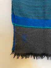 Carica l'immagine nel visualizzatore di Gallery, Sciarpa in lana Y v e s S a i n t L a u r e n t vintage
