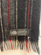Carica l'immagine nel visualizzatore di Gallery, Sciarpa in lana d’agnello vintage
