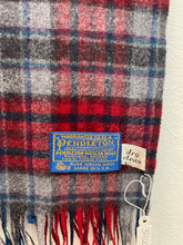 Carica l'immagine nel visualizzatore di Gallery, Sciarpa Pendleton in lana vergine vintage
