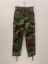Carica l&#39;immagine nel visualizzatore di Gallery, Pantalone cargo woodland us army vintage size XS
