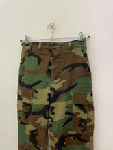 Carica l&#39;immagine nel visualizzatore di Gallery, Pantalone cargo woodland us army vintage size XS
