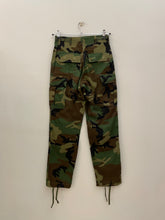 Carica l&#39;immagine nel visualizzatore di Gallery, Pantalone cargo woodland us army vintage size XS
