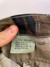 Carica l&#39;immagine nel visualizzatore di Gallery, Pantalone cargo woodland us army vintage size XS
