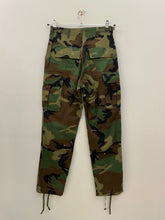 Carica l&#39;immagine nel visualizzatore di Gallery, Pantalone cargo woodland us army vintage size XS
