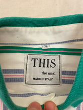 Carica l'immagine nel visualizzatore di Gallery, Camicia Vintage Anni '90 a Righe "THIS the max." – Colletto Polo | Made in Italy | Taglia XL
