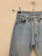 Carica l&#39;immagine nel visualizzatore di Gallery, Levi’s 501 vintage W27 Made in France

