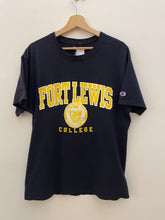 Carica l&#39;immagine nel visualizzatore di Gallery, T shirt college Champion vintage taglia L
