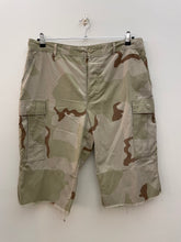 Carica l&#39;immagine nel visualizzatore di Gallery, Pantaloncino cargo short us army desert vintage size L
