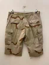 Carica l&#39;immagine nel visualizzatore di Gallery, Pantaloncino cargo short us army desert vintage size L
